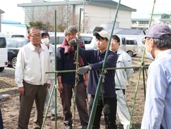 実際にブドウの苗木を定植し、栽培管理の方法を伝えた視察会