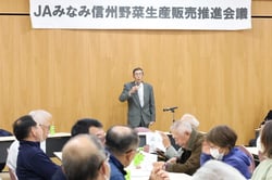 あいさつする橋爪部会長