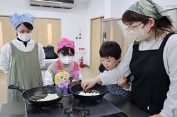 できあがりを楽しみに、団子を焼く参加者
