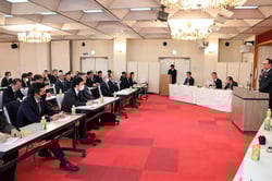 あいさつする髙栁組合長
