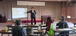 講師の説明を熱心に聞く参加者