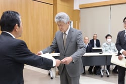 表彰を受ける（有）さくらファーム代表の桜井俊美さん