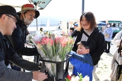 プレゼントのアルストロメリアを選ぶ親子（長野県箕輪町で）