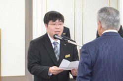 誓いの言葉を述べる鈴木さん