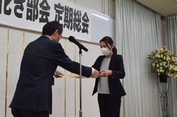 表彰状を受け取る有賀さん