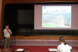 テンサイシストセンチュウの被害状況や防除対策を説明する諏訪農業農村支援センターの職員
