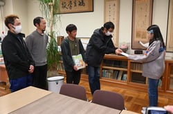 『ちゃぐりん』を手渡す部会員