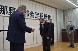 西村組合長から表彰状を授与される部会員