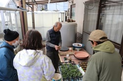 挿し芽の方法を説明する奥山さん
