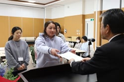 終了証を受け取る受講生