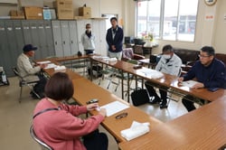小玉スイカ栽培の説明を聞く参加者