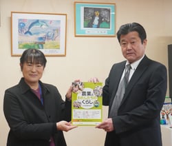 熊井校長に教材を届けた降籏常務㊨
