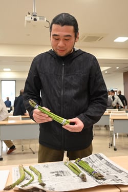 規格を確認する生産者