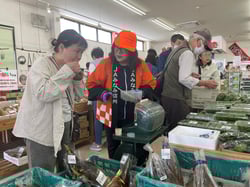 生産者が接客した「およりてマルシェ」