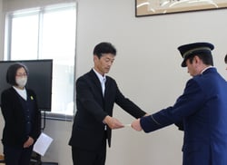 感謝状を受け取った喬木支所職員