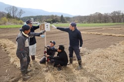 区画整備した「JA農園」に看板を立てる職員