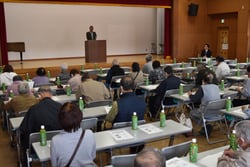 あいさつする上原組合長