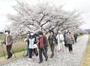 会話を楽しみながら体を動かす部員ら