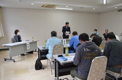きのこ部会通常総会であいさつをする榑沢春幸部会長