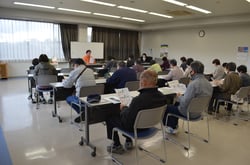 JA営農指導担当職員の説明を聞く参加者ら