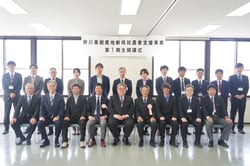 研修生の遠藤さん（左から4人目）、上嶋さん（右から4人目）と運営委員ら