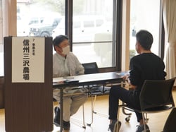 仕事内容を説明する農家㊧と求職者
