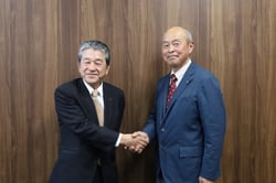 支援対策のお礼に訪れた吉川部会長（右）