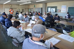 指導会資料の内容を説明するJA担当職員