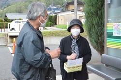 アクリルたわしを手渡す高嶋会長