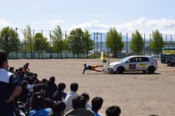 スタントマンによる交通安全を学ぶ様子
