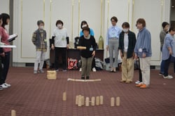 モルックを楽しむ学生