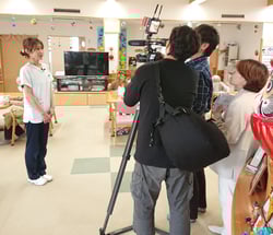 インタビューを受ける奈良井かおりさん（左）