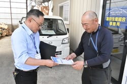 出荷協力について説明するJA職員