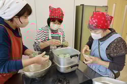 よもぎ餅づくりを楽しむ大学院生