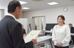 白鳥会長（左）から認定証を受け取る山本さん