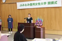 自己紹介をする受講生
