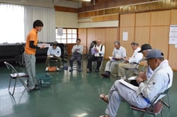 田植え後の水管理を確認する生産者