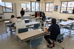 定植方法の説明を聞く参加者