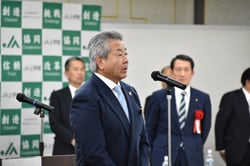 あいさつする西村組合長