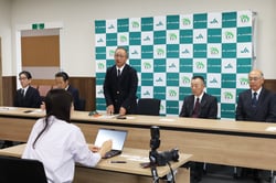 記者発表であいさつする中村組合長（長野県飯田市で）
