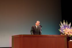 あいさつする寺沢寿男組合長