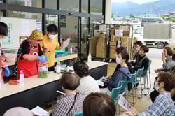 女性部員が直伝した梅漬け講習会