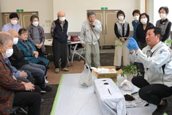 サツマイモ苗の定植指導を受ける参加者