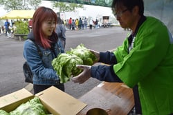 新鮮なレタスを買う買い物客