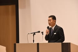 あいさつする栗林組合長