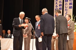 謝辞を述べる清水組合長
