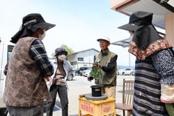 植え方を説明する奥山顧問