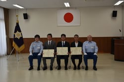 感謝状を手にする受賞者