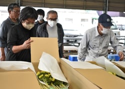 出荷規格を確認する生産者ら