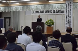 あいさつする西村委員長